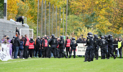 Kurz vor Schluss stürmten Anhänger des FC Erzgebirge Aue in Riesa aus dem Gästeblock.