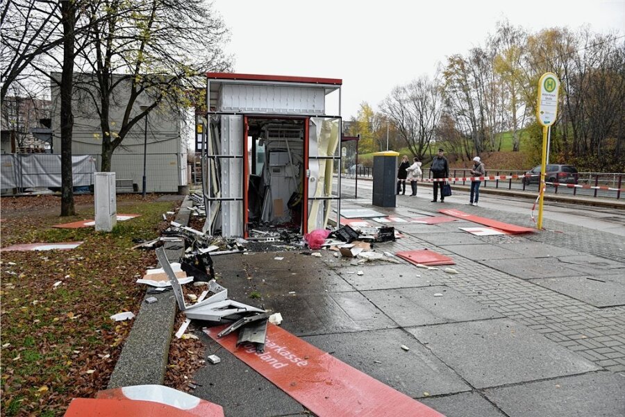 Nach Sprengung in Plauen: So will die Sparkasse Vogtland ihre Geldautomaten sicherer machen - Der zerstörte Sparkassen-Container in Plauen am Morgen nach der Sprengung eines Geldautomaten: Trümmer flogen bis zu 30 Meter weit. 