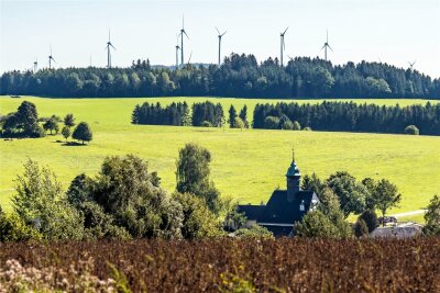 Nach Stadtratsbeschluss: Wird Windkraftprojekt im Erzgebirge noch gestoppt? - 260 Meter hohe Windräder wie am Saidenberg in Voigtsdorf sollen auch in Lippersdorf errichtet werden.