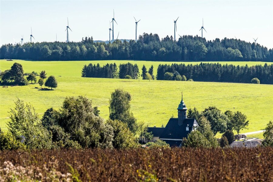 Nach Stadtratsbeschluss: Wird Windkraftprojekt im Erzgebirge noch gestoppt? - 260 Meter hohe Windräder wie am Saidenberg in Voigtsdorf sollen auch in Lippersdorf errichtet werden.