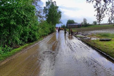 Nach Starkregen: Feuerwehr spült Straße in Frankenau frei - Die Obere Dorfstraße im Mittweidaer Ortsteil Frankenau war auf rund 500 Metern überflutet und stark verschmutzt.