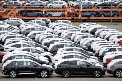 Nach Stopp für Umweltprämie: VW macht Elektroautos billiger - Auf einem Parkplatz im Werk von Volkswagen in Zwickau stehen Neufahrzeuge vor der Auslieferung.