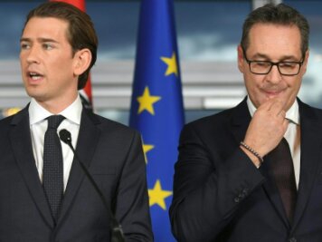 Nach Strache-Affäre: Österreichs Kanzler Kurz strebt Neuwahl an -            Sebastian Kurz (L) und Heinz-Christian Strache im Dezember 2017 bei der Präsentation des Koalitionsabkommens.