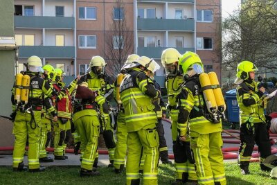 Nach Streit in Kirchberg: 20-Jähriger soll Feuer gelegt haben - Die Brandschützer verhinderten ein Übergreifen der Flammen auf benachbarte Wohnungen.