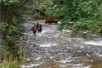 Nach Sturzflut im Erzgebirge: Vermisster aus Steinbach tot gefunden - Polizeitaucher haben in den vergangenen Tagen nach dem Vermissten aus Steinbach gesucht.