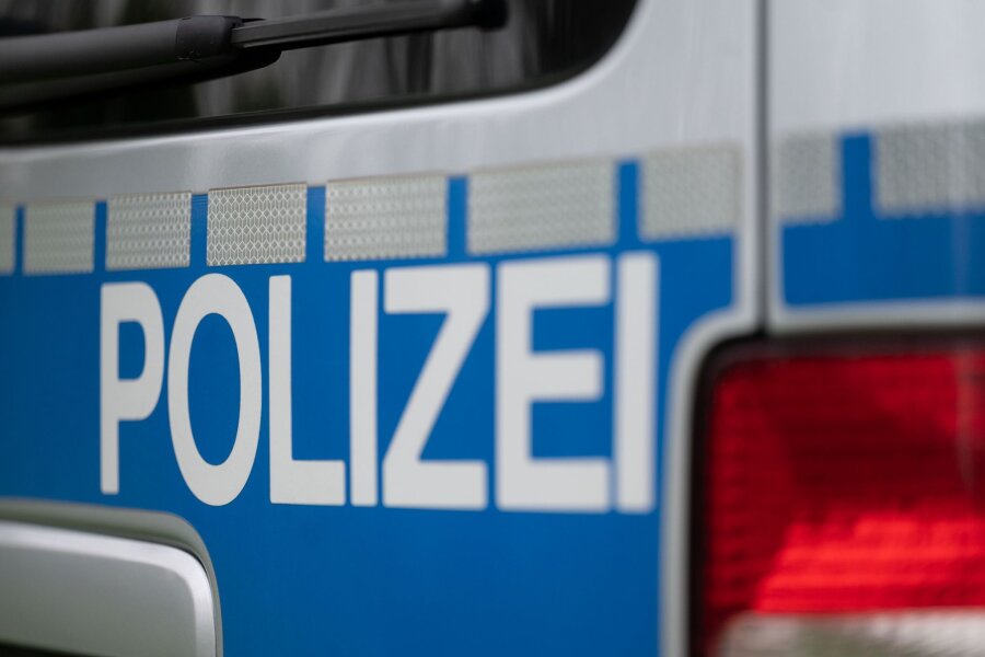 Nach Suchaktion: 58-Jähriger tot in See bei Leipzig gefunden - Das Wort Polizei ist auf einem Fahrzeug der Polizei zu sehen.