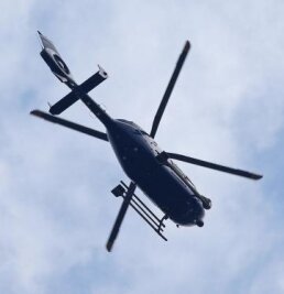 Nach Suche mit Hubschrauber: Polizei findet vermisste Seniorin - Mit einem ähnlichen Helikopter hat die Polizei am Montag nach einer Seniorin in Mittweida gesucht.
