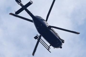 Nach Suche mit Hubschrauber: Polizei findet vermisste Seniorin - Mit einem ähnlichen Helikopter hat die Polizei am Montag nach einer Seniorin in Mittweida gesucht.
