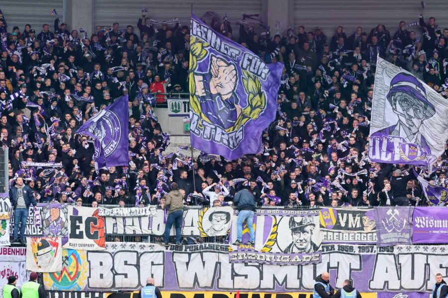 1400 Fans des FC Erzgebirge Aue unterstützten die Veilchen in Halle. 