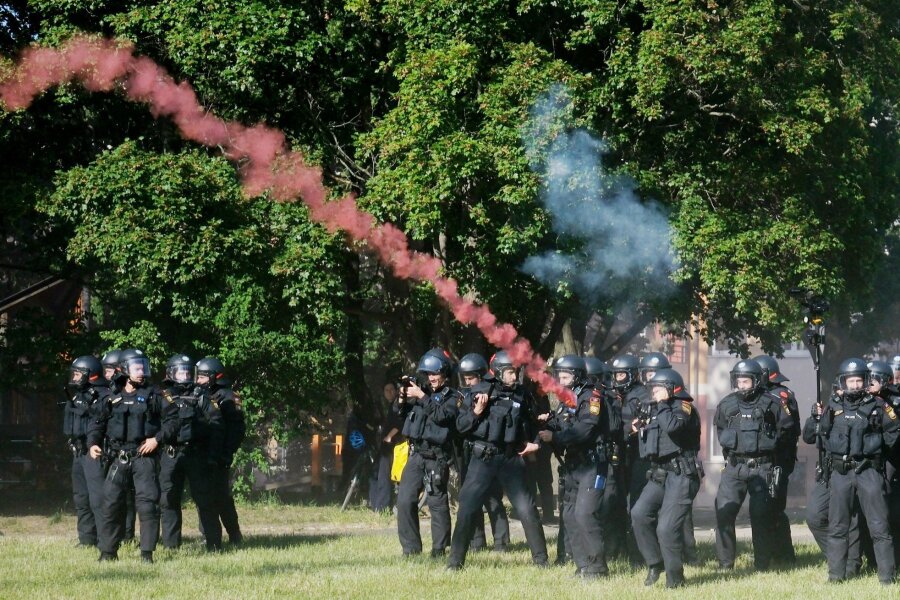 Nach "Tag X" in Leipzig: Polizei ermittelt gegen mehr als 1300 Personen - Polizisten werden bei einer linken Demonstration mit Pyrotechnik beworfen.