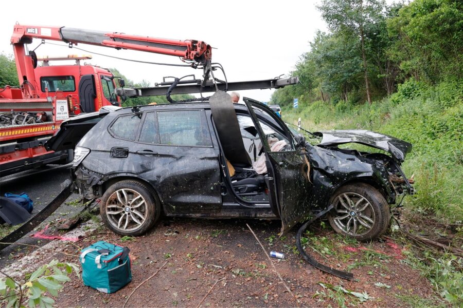 Nach Tod der Schwester bei Unfall auf der A72 – Fahrer wird freigesprochen - Das Unfallfahrzeug bei der Bergung am 2. Juli 2023. Der BMW kam nach rechts von der Fahrbahn ab. Als die Rettungskräfte eintrafen, steckten der Fahrer und seine Schwester im Auto fest. Die Schwester überlebte den Unfall nicht.