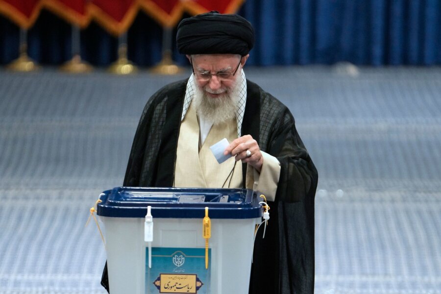 Nach Tod von Raisi: Iran wählt neuen Präsidenten - Irans Religionsführer Ajatollah Ali Chamenei gibt bei der Eröffnung der Präsidentenwahl seinen Stimmzettel ab.