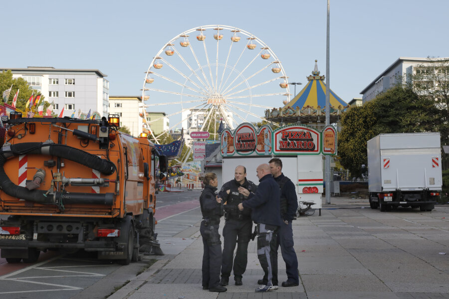 Nach tödlichem Streit: Stadtfest abgebrochen - Polizeikräfte am Sonntagmorgen bei Ermittlungen nach dem tödlichen Streit an der Brückenstraße.