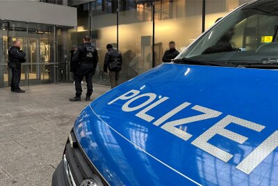 Nach tödlichem Unfall an Zentralhaltestelle: Mutmaßlicher Verfolger Pablos wieder aus Polizeigewahrsam entlassen - Bei einer Komplexkontrolle am Donnerstag wurde in der Chemnitzer Innenstadt einer der Verdächtigen im Fall Pablo vorläufig verhaftet.