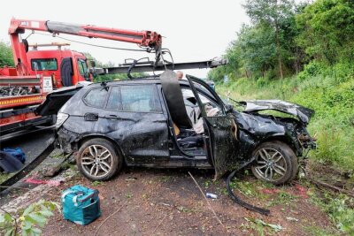 Nach tödlichem Unfall auf A 72 bei Chemnitz: Polizei sucht Angehörige - Das Auto wurde bei dem Unfall völlig zerstört.