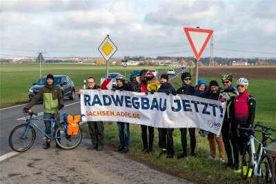 Nach tödlichem Unfall bei Mittweida: Fahrrad-Club fordert Radwegebau - Mit einem Plakat hat der ADFC Sachsen an der S 200 zwischen Mittweida und Ottendorf den Radwegbau gefordert.