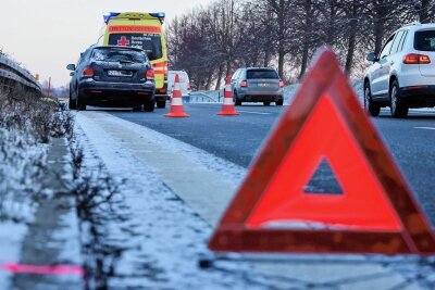 Nach tödlichem Unfall bei Zwickau: Polizei warnt vor Leichtsinn - Das Warndreieck hat nicht ausgereicht, um den Fahrer eines liegen gebliebenen Autos zu schützen. Der Mann wurde am Donnerstag auf der B 93 von einem Wagen erfasst und starb an seinen Verletzungen. 