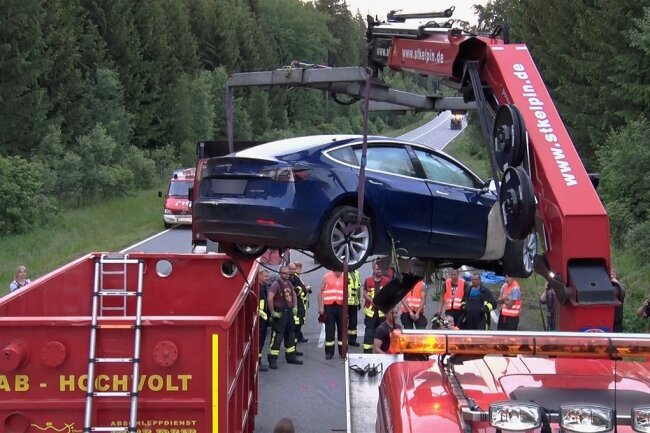 Ein Container für den Brandschutz: Nach dem Unfall mit drei Toten am 21. Juni auf der S 255 zwischen Aue und Hartenstein musste der verunglückte Tesla mit Spezialtechnik abtransportiert werden. Experten befürchteten die Selbstentzündung der Batterien des Elektroautos. 