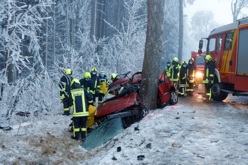 Nach tödlichem Verkehrsunfall bei Oederan: Polizei sucht Zeugen - 
