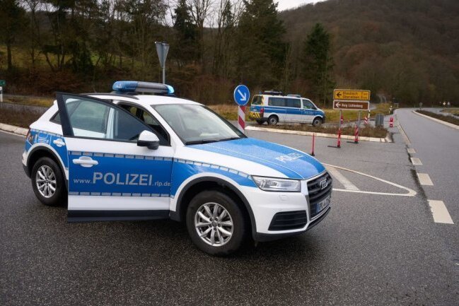 Nach tödlichen Schüssen auf Polizisten in Rheinland-Pfalz: Tatverdächtiger festgenommen - Die Polizei fahndet nach den Tätern, die eine Polizistin und einen Polizisten erschossen haben sollen.