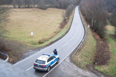 Die Straße in der Nähe des Ortes Mayweilerhof ist rund einen Kilometer vom Tatort entfernt gesperrt worden.