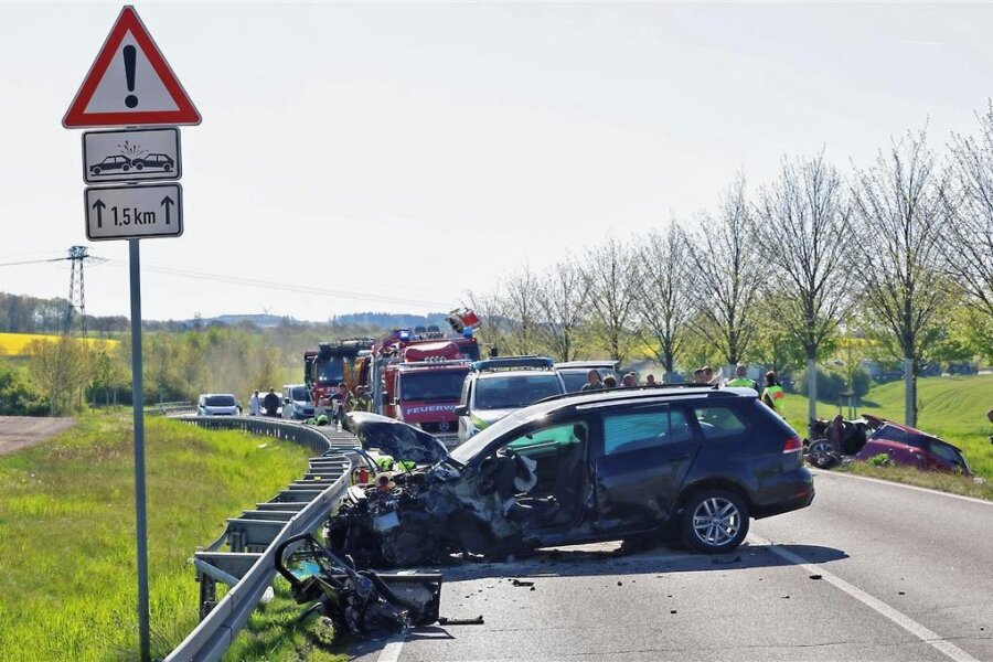 Nach tödlichen Unfällen: Auf der Freitagstraße bei Zwickau gilt ab Donnerstag ein Überholverbot - Mit Verkehrsschildern wird bereits auf die Unfallgefahr hingewiesen. Nun soll mit einer Beschilderung ein Überholverbot folgen.