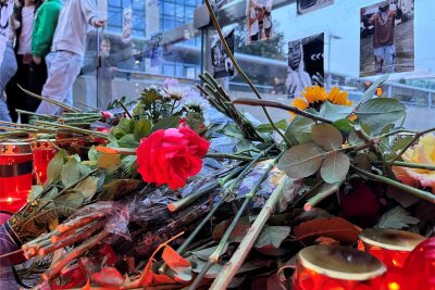Nach tödlichen Unfall in Chemnitz: Staatsanwaltschaft hat Verfahren wegen fahrlässiger Tötung eingeleitet - In der Nähe des Unfallortes haben Freunde und Bekannte Blumen und Kerzen niedergelegt.