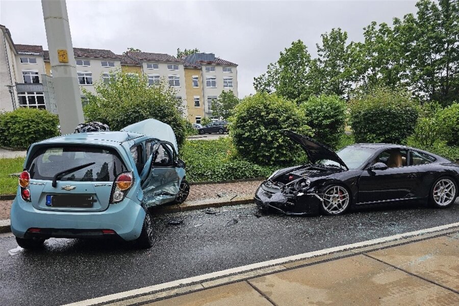 Unfall Auf Plauener Trockentalstraße: Fahrer Eingeklemmt