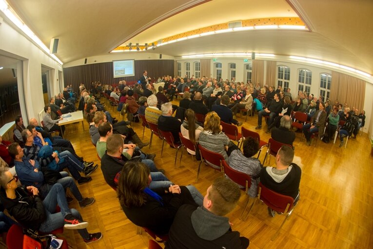 Nach Tumulten im Gemeinderat: Zweite Asyl-Debatte in Bad Schlema verläuft friedlich - 180 Menschen nahmen am Dienstagabend an der Versammlung im Kulturhaus "Aktivist" teil.