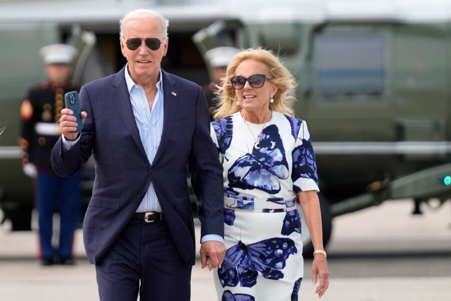 Nach TV-Debakel: Biden trotzt Forderungen nach Rückzug - US-Präsident Joe Biden und First Lady Jill Biden kommen mit der Marine One am East Hampton Airport an.