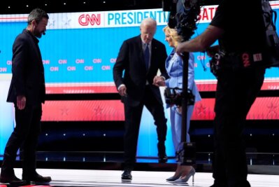 Nach TV-Duell: Bei US-Demokraten geht die Angst um - US-Präsident Joe Biden und First Lady Jill Biden verlassen die Bühne.