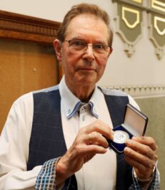 Nach über 50 Jahren im Dienst: Stadt Werdau ehrt Kinderarzt mit Medaille - Kinderarzt Klaus Goller