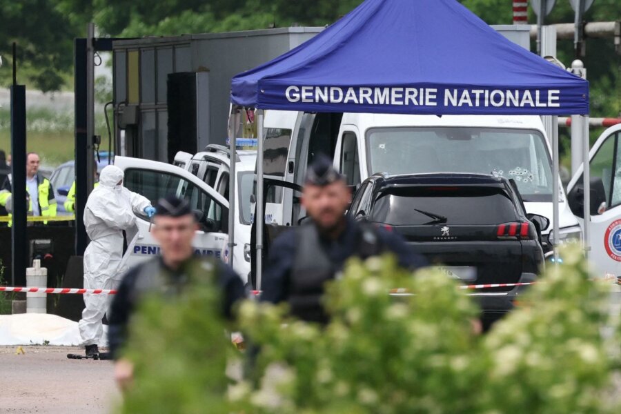 Nach Überfall auf Gefangenentransport: Häftling flüchtig - Gerichtsmediziner und Polizisten am Ort des Angriffs an einer Mautstelle in Nordfrankreich.