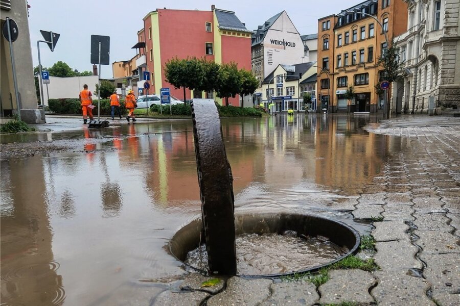 Nach Überflutung der Auer Bahnhofstraße: Zast will Abhilfe schaffen - Nach Starkregen bildete sich am Montag auf der Bahnhofstraße in Aue ein See. Das Wasser stand bis zu einem halben Meter hoch. 