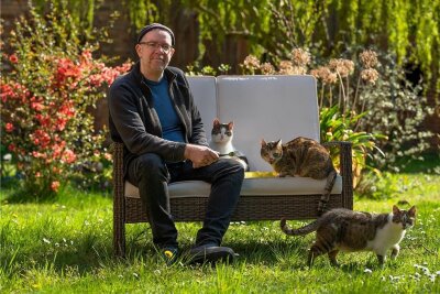 Nach überstandener Krebserkrankung: "Ich gehe nie mehr ungeschützt in die Sonne" - Der Hautkrebs hat Mathias Jatzlauk aus Babow stark ausgebremst. Er braucht noch Medikamente, kann seiner Mission, sich um ausgesetzte Katzen zu kümmern, aber wieder nachgehen. 