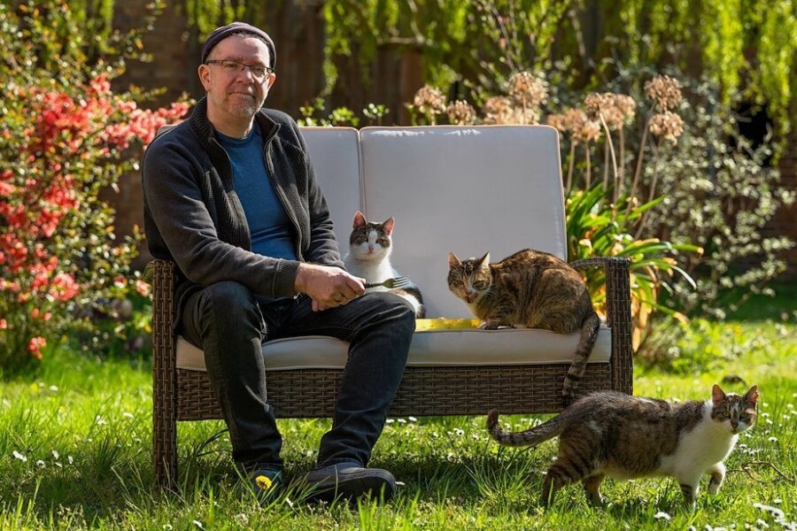 Nach überstandener Krebserkrankung: "Ich gehe nie mehr ungeschützt in die Sonne" - Der Hautkrebs hat Mathias Jatzlauk aus Babow stark ausgebremst. Er braucht noch Medikamente, kann seiner Mission, sich um ausgesetzte Katzen zu kümmern, aber wieder nachgehen. 