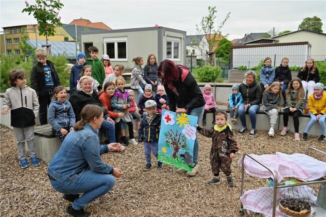 Nach Umbau von Kita in Rochlitz: Kinder ziehen wieder um - Die Krippenkinder der DRK-Kita "Die kleinen Strolche" waren fünf Monate Gast im Diakonie-Hort St. Nikolaus und bedankten sich dafür mit einem Bild und Kuchen. 