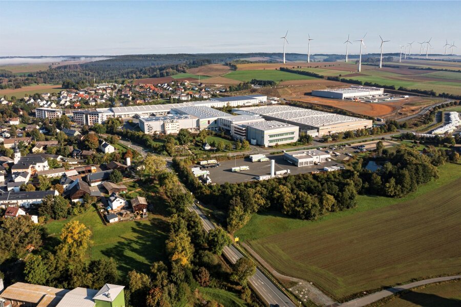 Nach Umsatzeinbruch: Biogroßhändler Dennree ist wieder auf Kurs - Die Dennree-Zentrale in Töpen bei Hof.