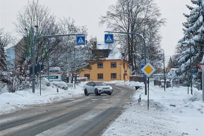 Nach Unfällen an Zebrastreifen in Schöneck: Kommt dort eine Fußgängerampel? - Für den Fußgängerüberweg in Schöneck an den Märkten im Bereich der Bauhofstraße/Oelsnitzer Straße gibt es den Vorschlag eine Ampelregelung.