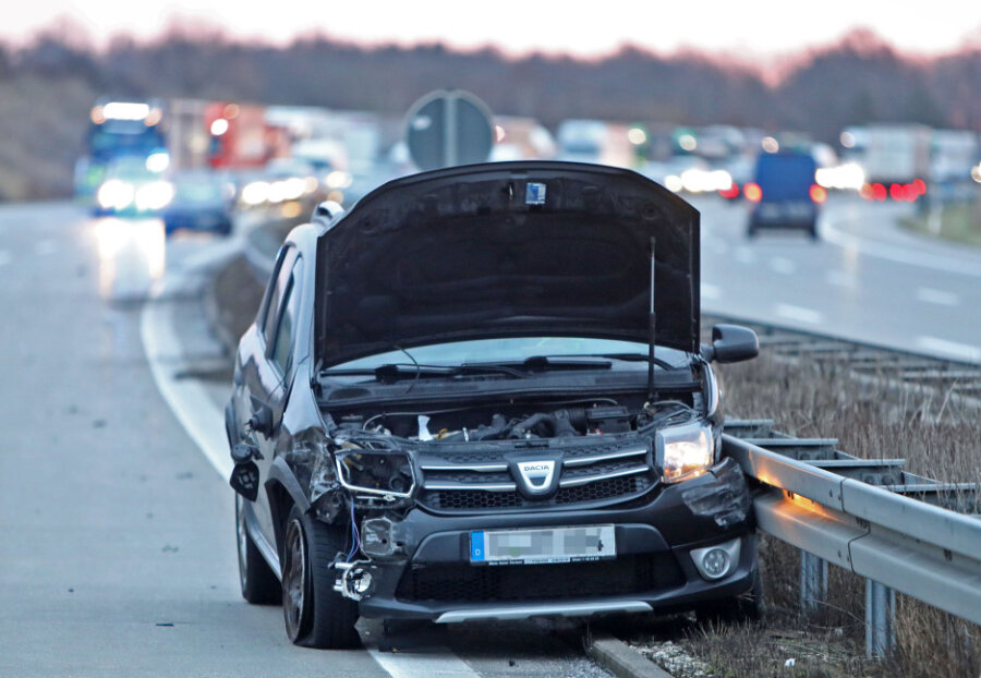 Nach Unfällen bei Glauchau: A4 drei Stunden gesperrt - Auf der A4 zwischen Hohenstein-Ernstthal und Glauchau gab es am Donnerstagmorgen zwei Unfälle.