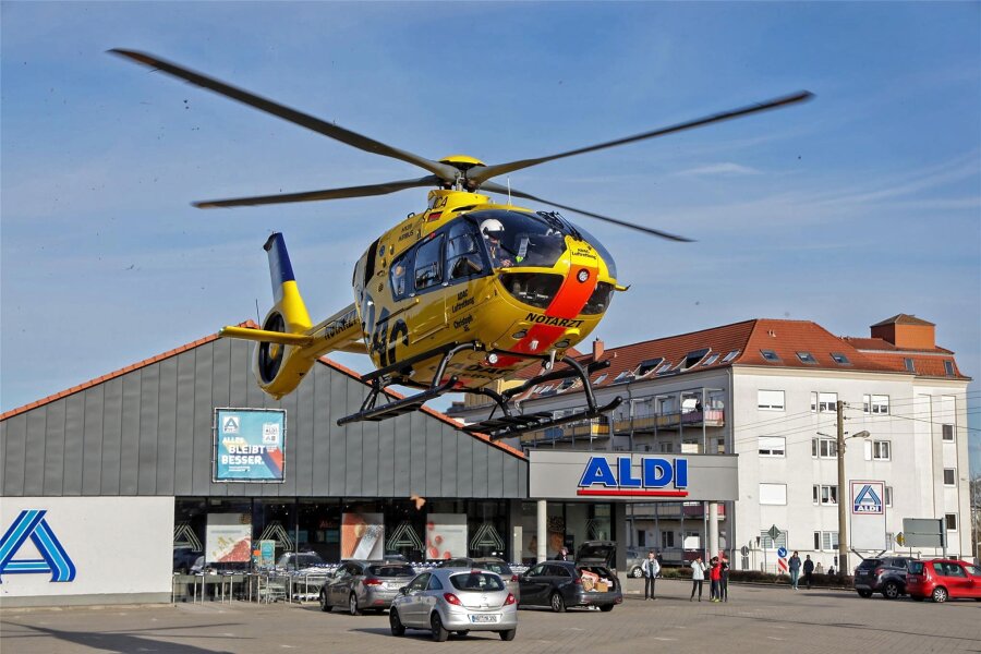Nach Unfall am Aldi in Hohenstein-Ernstthal: Rettungshubschrauber landet auf dem Parkplatz - Ein Rettungshubschrauber ist am Dienstag auf dem Aldi-Parkplatz gelandet.
