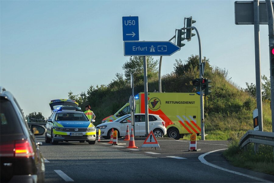 Nach Unfall am Freitagabend: Polizei muss die A4-Auffahrt Glauchau-Ost sperren - Die Polizei hat nach dem Unfall die Auffahrt Glauchau-Ost für rund 20 Minuten voll gesperrt.