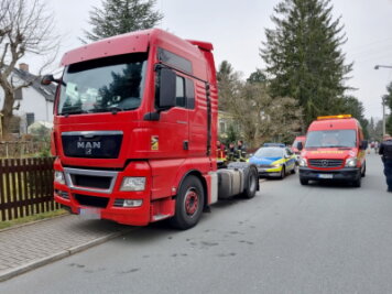 Nach Unfall auf B 174: Flüchtender Sattelzug hinterlässt Dieselspur - Ein 29-Jähriger ist mit einem MAN-Sattelzug auf der B 174 in Kleinolbersdorf in die Leitplanke gefahren und anschließend geflüchtet. 