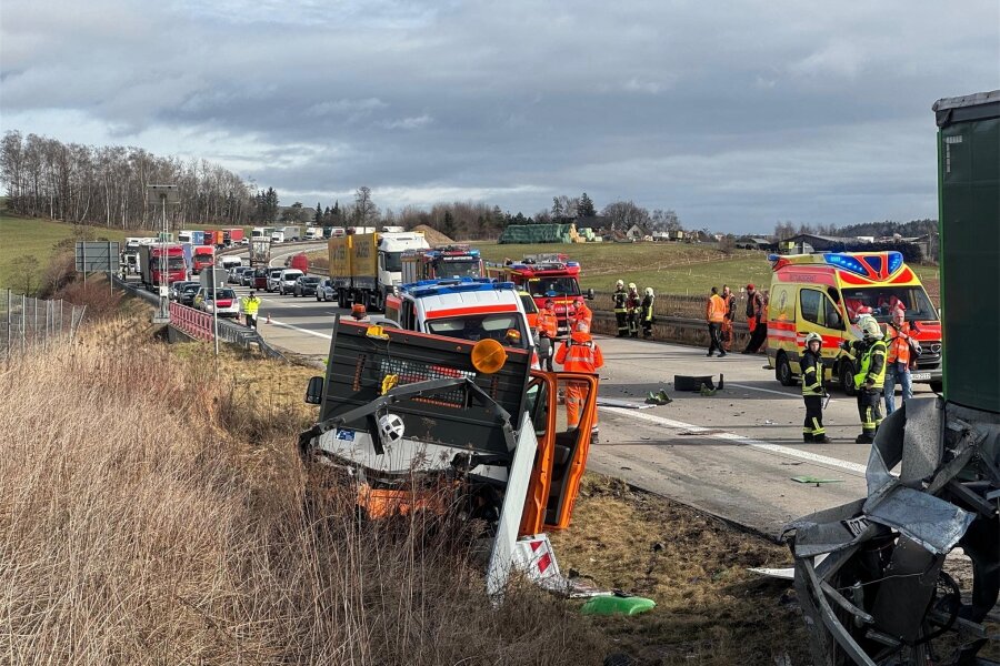 Nach Unfall auf der A 72 bei Zwickau: Autobahn vier Stunden voll gesperrt und Rettungshubschrauber im Einsatz - Der Wagen der Verkehrssicherungsfirma stand vorher auf dem Standstreifen. Er ist stark beschädigt.