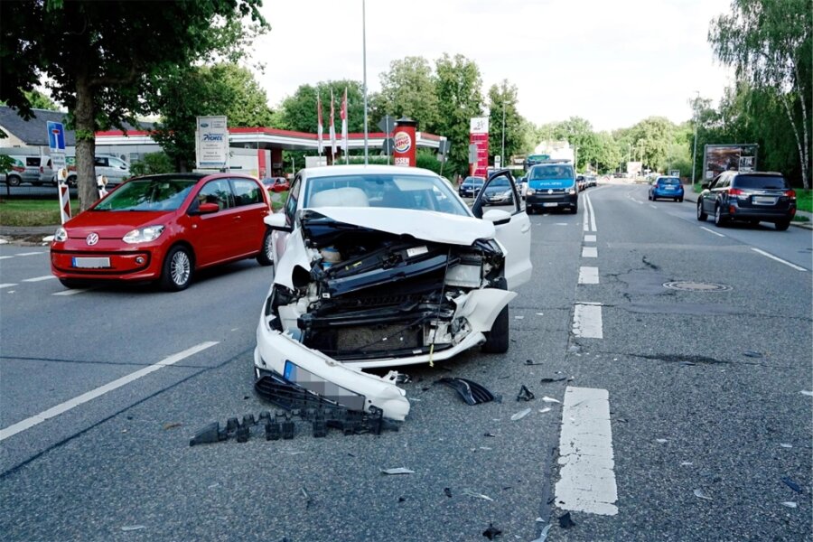 Nach Unfall auf der Leipziger Straße: Drei Personen im Krankenhaus - Der Unfall passierte nahe der Star-Tankstelle an der Leipziger Straße.