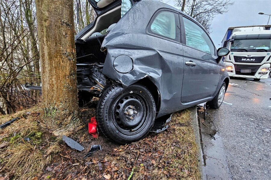 Nach Unfall auf Südring: Flüchtiger Lkw-Fahrer stellt sich der Polizei - Zwei Lkw und zwei Pkw waren an einem Unfall beteiligt, der sich am Donnerstagfrüh auf dem Südring ereignete.