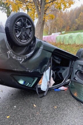Nach Unfall bei Oberscheibe: Familie aus Raschau hofft auf reuigen Autofahrer - Der Seat der Familie aus Raschau blieb nach dem Unfall auf dem Dach liegen. 