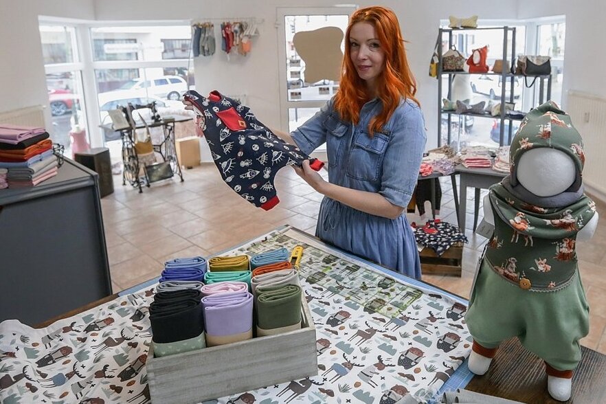 Nach Unfall: Chemnitzerin wagt Neustart im eigenen Geschäft auf dem Kaßberg - Peggy Herbst steht in ihrem neuen Laden. Dort näht und verkauft sie Kleidung für Babys, bald folgt auch Damenbekleidung. 