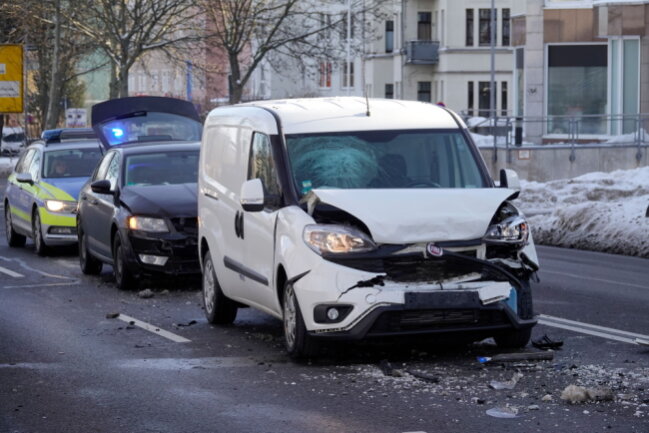 Nach Unfall: Ein leicht Verletzter und hoher Schaden - 