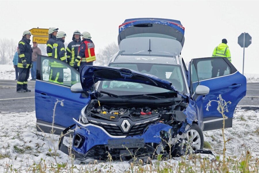 Nach Unfall in Schönberg bei Meerane: Zwei Schwerverletzte müssen ins Krankenhaus - 